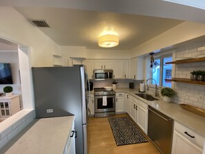 Refrigerador, microondas, horno y parrilla de estufa 