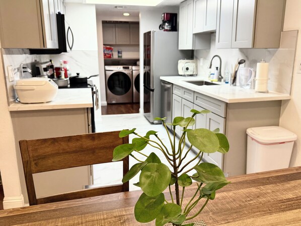 Fridge, microwave, oven, stovetop - Stylish remodeled 2bed &2bath by the Vegas Strip!  (Las Vegas)