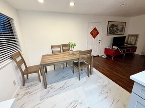 Dining - Stylish remodeled 2bed &2bath by the Vegas Strip!  (Las Vegas)
