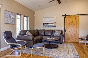 TV, fireplace - Paseo Del Mar - Close to world class beaches and walking distance to the ocean (Fort Bragg)