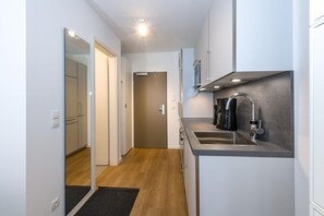 Køleskab, mikrobølgeovn, ovn, kogeplade