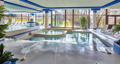 Family apartment near the beach with balcony including use of swimming pool & sauna -