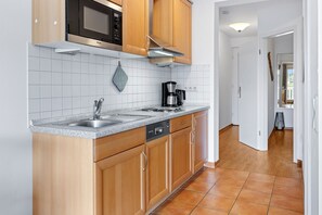 Réfrigérateur, micro-ondes, plaque de cuisson, lave-vaisselle