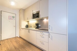 Kylskåp, mikrovågsugn, spishäll och diskmaskin