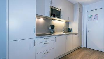 Kühlschrank, Mikrowelle, Herdplatte, Geschirrspüler