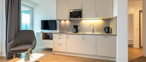 Kühlschrank, Mikrowelle, Herdplatte, Geschirrspüler