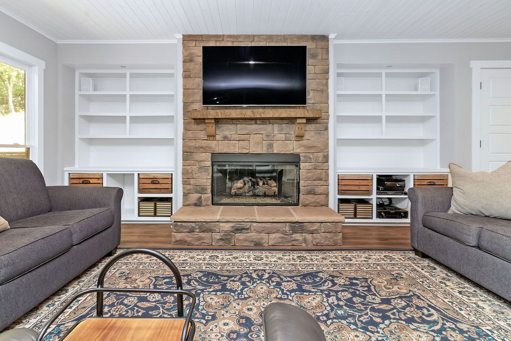 Televisor intel·ligent, llar de foc, taula de tennis de taula i llibres 