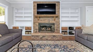 Smart-TV, Kamin, Tischtennisplatte, Bücher