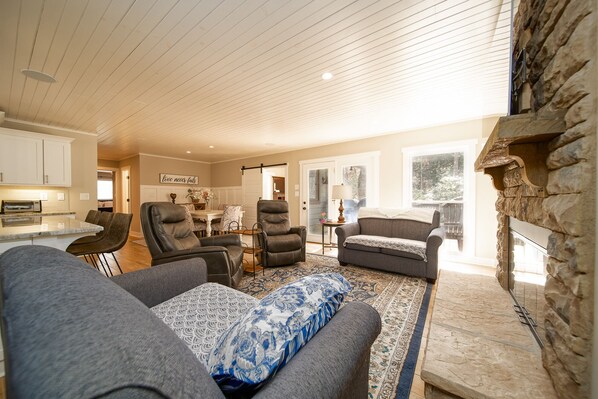 Smart TV, fireplace, ping pong, books