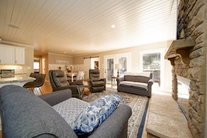 Smart TV, fireplace, ping pong, books