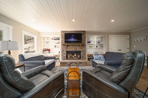Smart TV, fireplace, ping pong, books