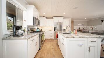 KylskÄp, mikrovÄgsugn, ugn och spishÀll