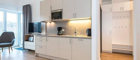 Kühlschrank, Mikrowelle, Herdplatte, Geschirrspüler