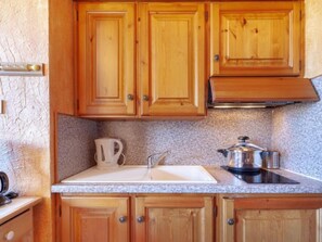 ثلاجة، ميكروويف، محمصة خبز، كرسي للأطفال