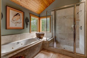 Combined shower/tub, hair dryer, towels - High Country By Tahoe Getaways  - Hot Tub, EV Charger, HOA Beach and Pool (Truckee)
