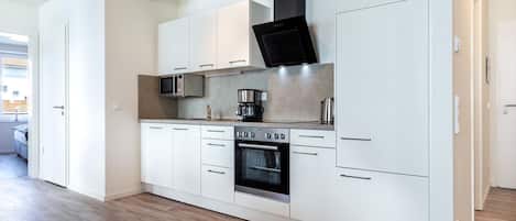 Frigorifero, microonde, forno, piano cottura