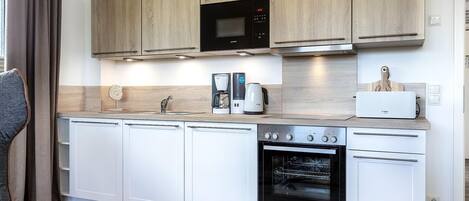 Køleskab, mikrobølgeovn, ovn, kogeplade