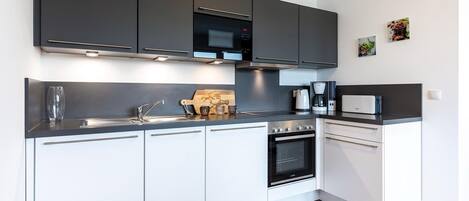 Réfrigérateur, micro-ondes, four, plaque de cuisson