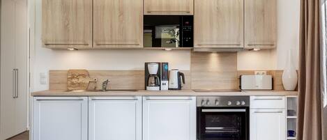 Køleskab, mikrobølgeovn, ovn, kogeplade