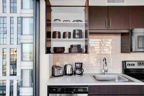 Fridge, microwave, oven, dishwasher - Stylish Downtown 1BR w/ Luxury Amenities and Rooftop Views by Blueground (Boston)
