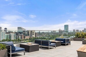 Terrace/patio - Spacious East Cambridge 2B2B w/ W/D & Gym, steps from T, by Blueground (Cambridge)