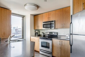 Refrigerador, microondas, horno y parrilla de estufa