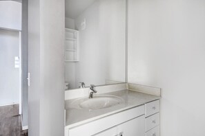 Hair dryer, towels - Luxe 1B w/ W/D, Gym, Rooftop. Steps from T stop by Blueground (Somerville)