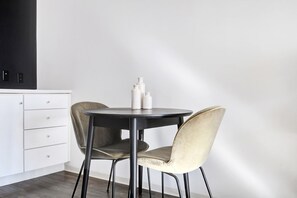 Dining - Luxe 1B w/ W/D, Gym, Rooftop. Steps from T stop by Blueground (Somerville)