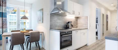 Fridge, oven, stovetop, dishwasher