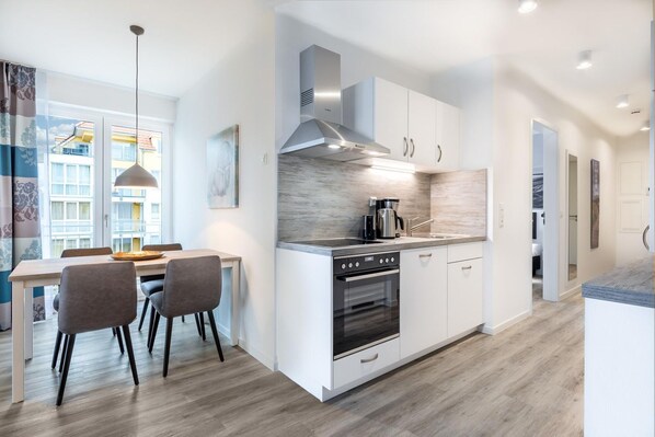 Fridge, oven, stovetop, dishwasher