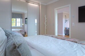 3 bedrooms, in-room safe, iron/ironing board, WiFi