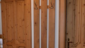 Une porte en bois avec une poignée en laiton et un trou de serrure.