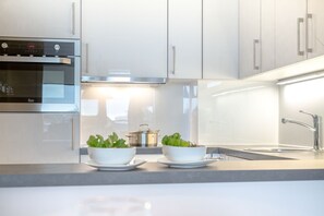 Fridge, microwave, oven, stovetop - Möwennest in der Strandstraße - Our vacation apartment Möwennest in der Strandstraße (Sylt)