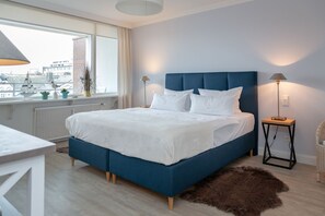 Unclassified image, 3 of 40, button