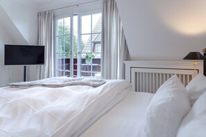 3 bedrooms, desk, iron/ironing board, WiFi