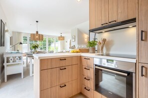 Fridge, oven, stovetop, dishwasher