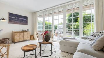 Fernseher, Videospiele, Tischtennisplatte, Stereoanlage