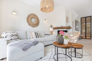 Fernseher, Videospiele, Tischtennisplatte, Stereoanlage