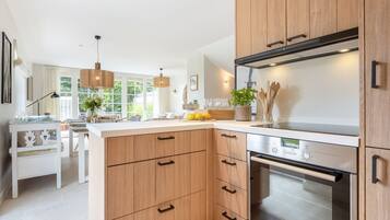 Frigorifero, forno, piano cottura, lavastoviglie