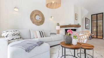 Fernseher, Videospiele, Tischtennisplatte, Stereoanlage