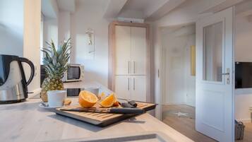 Coffee/tea maker, fridge, microwave, oven