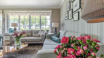 Fernseher, Kamin, Stereoanlage