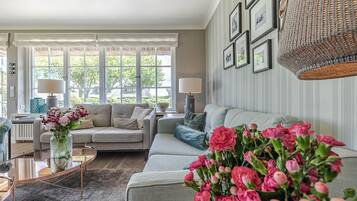 Fernseher, Kamin, Stereoanlage