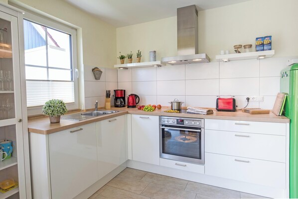 Fridge, oven, stovetop, dishwasher
