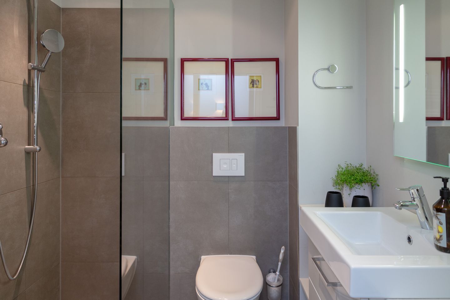 Dusj, hårføner, håndklær og såpe