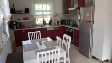 Frigorifero, forno, piano cottura, lavastoviglie