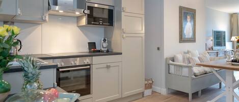 Réfrigérateur, micro-ondes, four, plaque de cuisson