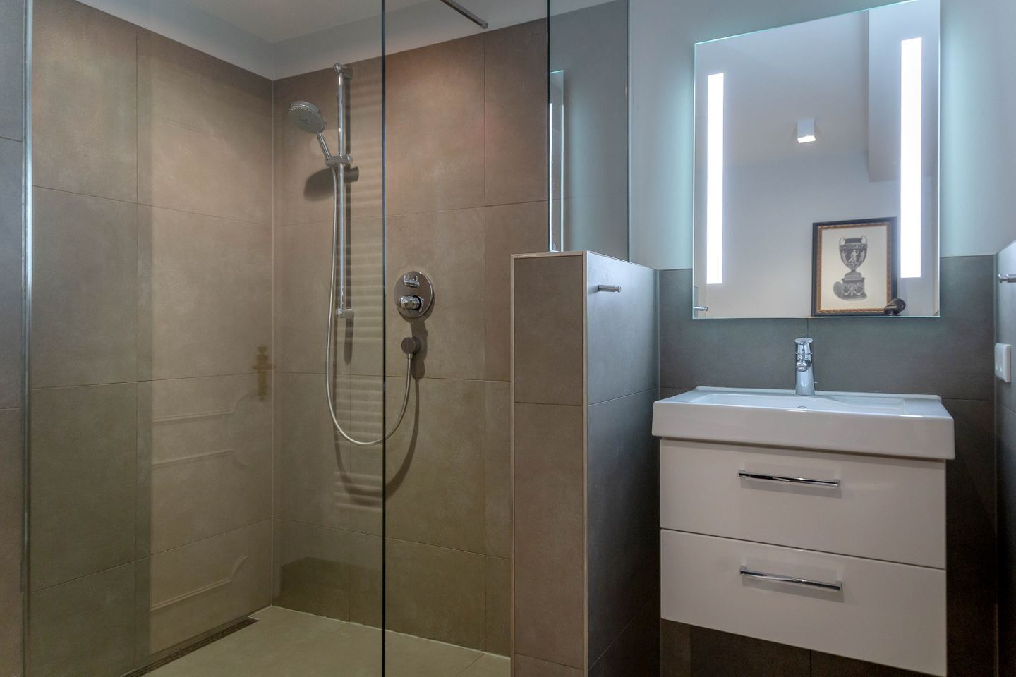 Douche, sèche-cheveux, serviettes fournies, savon