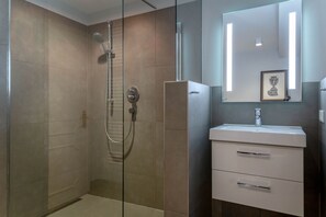 Regadera, secadora de cabello, toallas, jabón 