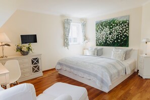 4 Schlafzimmer, Zimmersafe, Schreibtisch, Bügeleisen/Bügelbrett